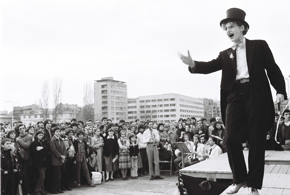 Dunja Koprolčec-Burić, najava predstave Priča o djevojci sa zlatnim ribicama i Cirkusu Plava zvijezda, 1979., Kugla glumište Autor fotografije: Mladen Babić Baba